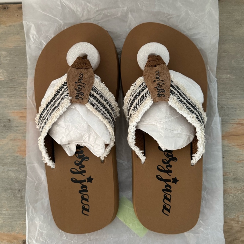 New Gypsy Jazz Flip Flops cream/black. Size 7